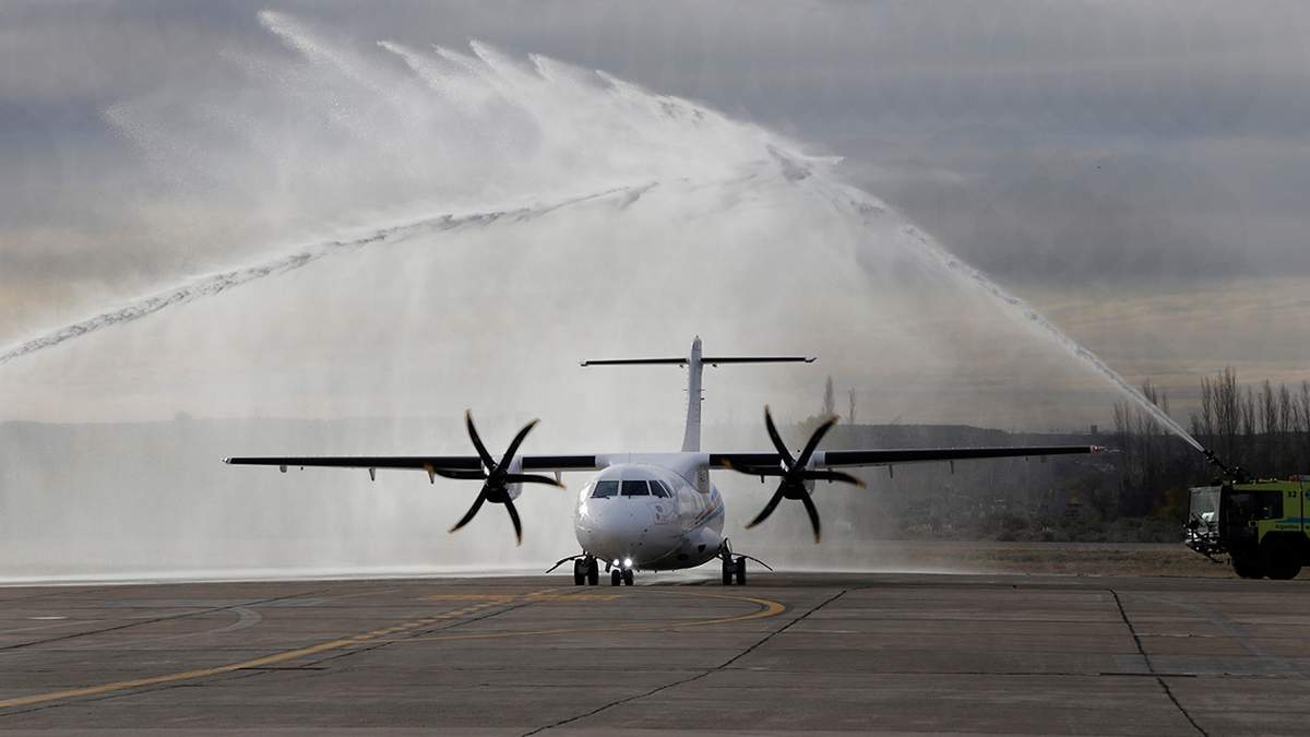 Arco de agua para el vuelo inaugural del nuevo avión de Chevrón. Fuente: (X)