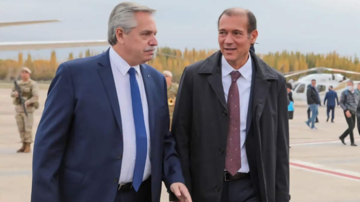 El presidente Fernández junto al gobernador Omar Gutiérrez.