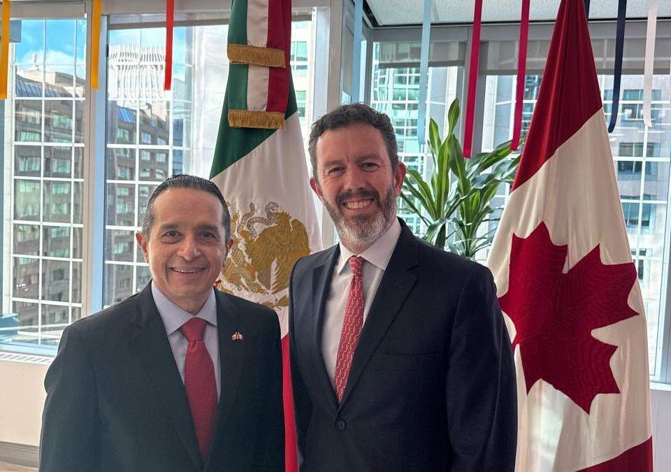 Larry Rubin, presidente de la American Society of Mexico, y Carlos Joaquín, embajador de México en Canadá