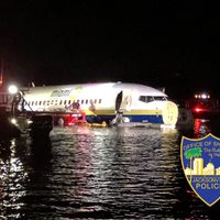 Avión cae a río en EU con 136 pasajeros; no hubo víctimas