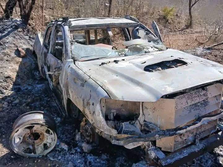 Camioneta incendiada durante enfrentamientos en Tomo, Culiacán