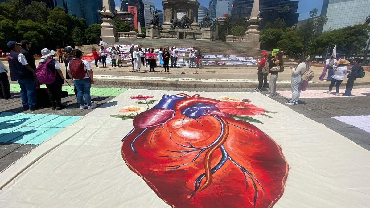 Integrantes del MNDM en el Ángel de la Independencia