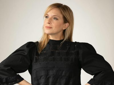 Carla Peterson deslumbró con su look de estreno: un estilismo sofisticado que combina minimalismo y drama