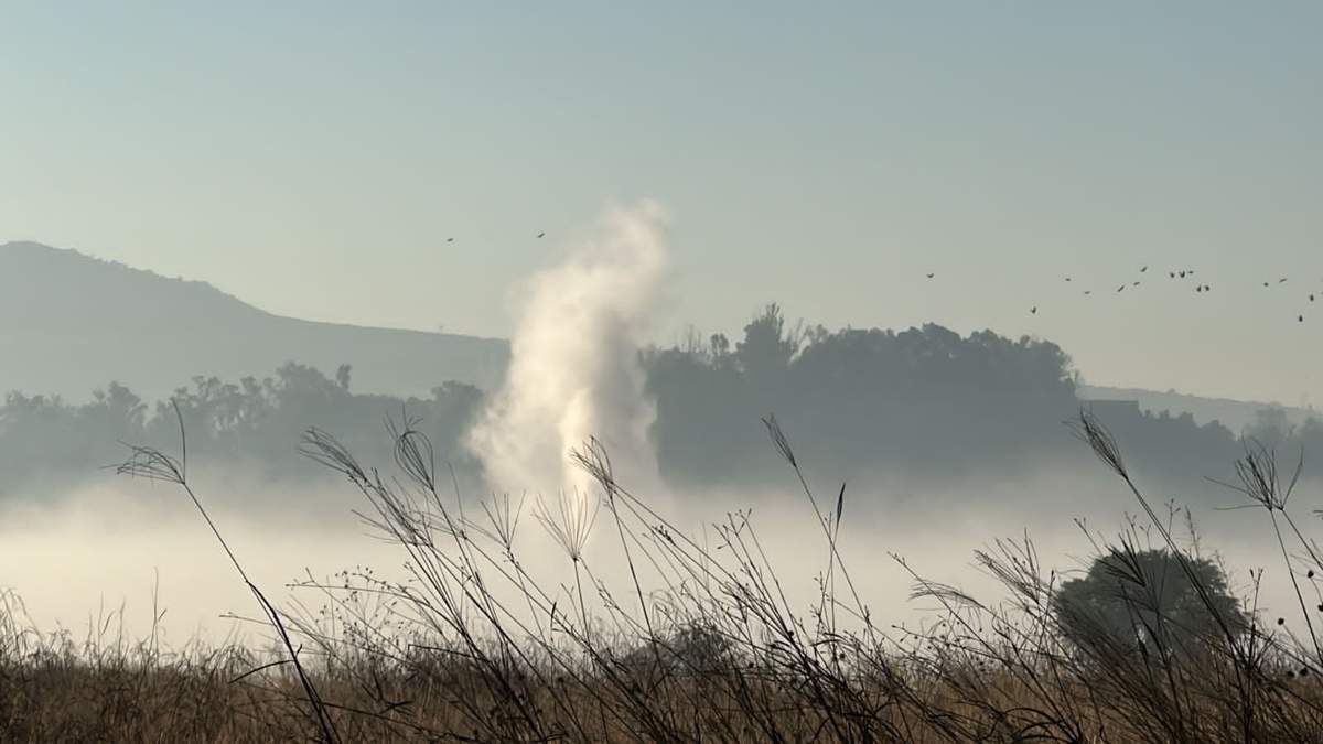 Nube de vapores por fuga de gasolina en un ducto de Pemex que fue “ordeñado”, en Tololotlán, municipio de Tonalá