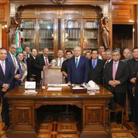 Líderes evangélicos prometen repartir la 'Cartilla Moral” en 10 mil templos