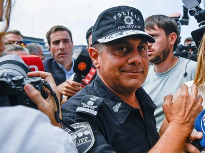 Feroz protesta policial en Santa Fe: efectivos escupieron al jefe de la fuerza