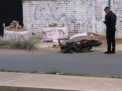Duelo en Plaza Huincul: un joven perdió el control de su moto y falleció en el hospital