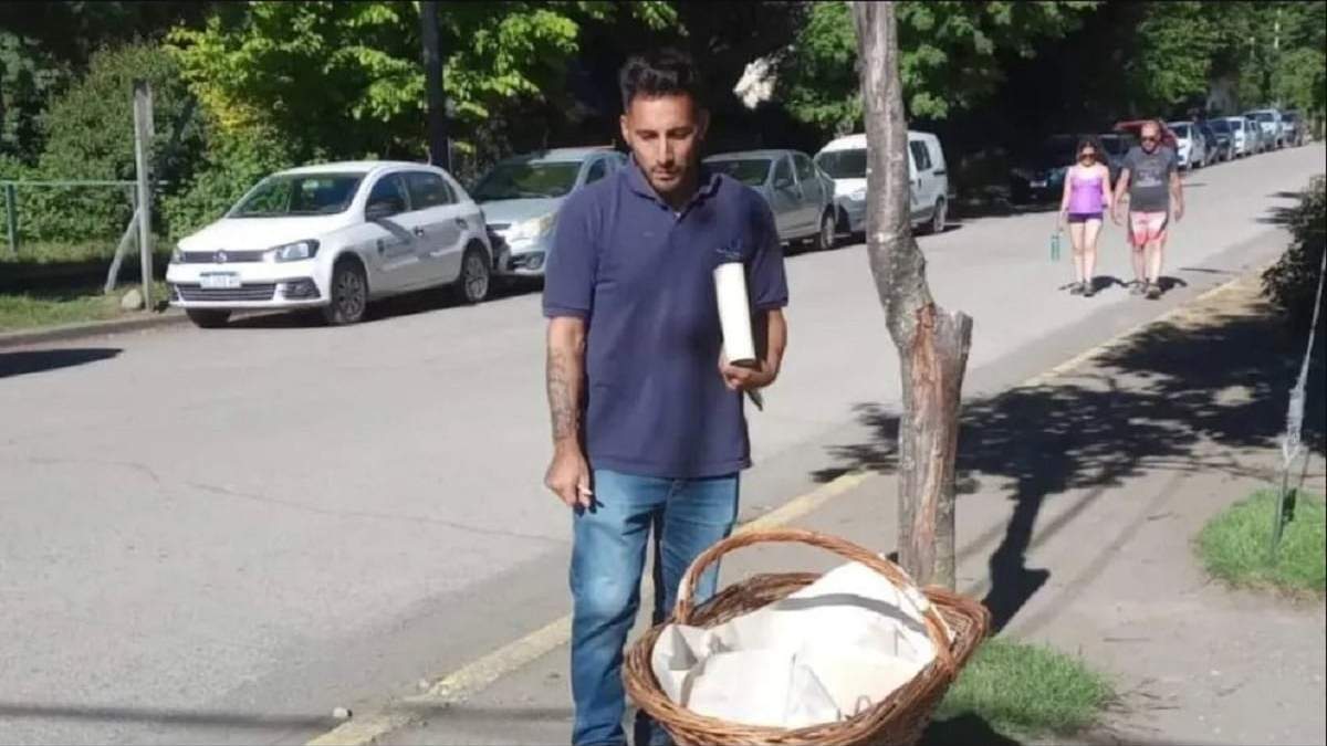 Los inspectores decomisaron la mercadería que ofrecía el vendedor ambulante. Fuente: (Diario Andino)