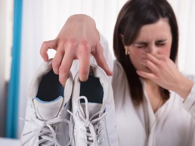 Con 1 solo ingrediente: el truco de las abuelas para evitar el mal olor de tus zapatillas en minutos y sin lavarlas