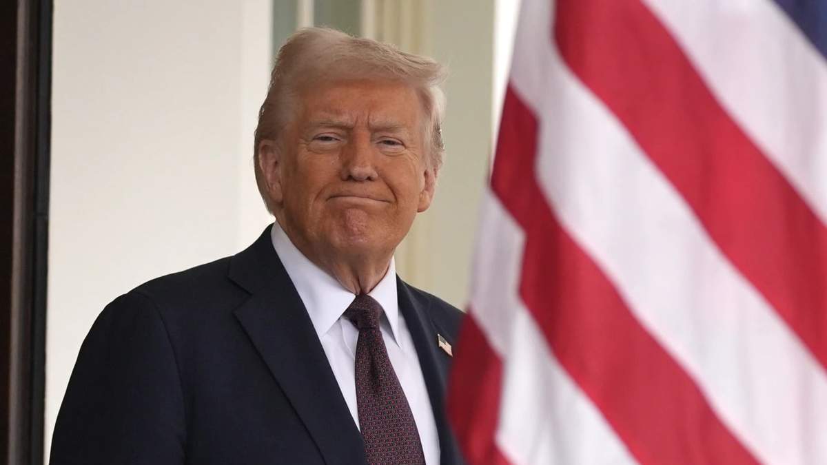 Trump firma orden que designa el inglés como idioma oficial de Estados Unidos
