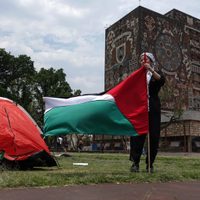 Estudiantes de la UNAM instalan campamento en apoyo a Palestina frente a la Rectoría