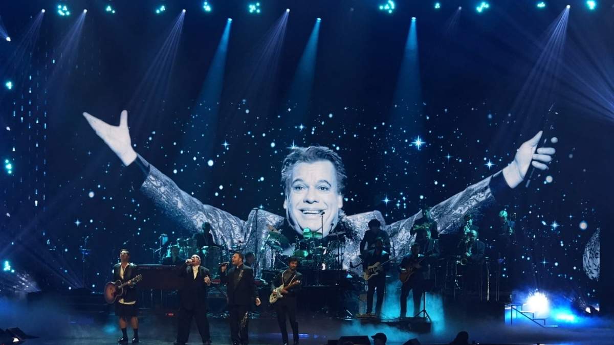 Juan Gabriel es recordado durante una presentación en la ceremonia de los 25 Premios Latin Grammy, en Miami