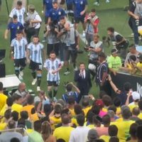 Messi y selección de Argentina se retiran del campo por violencia en el Maracaná (Videos)