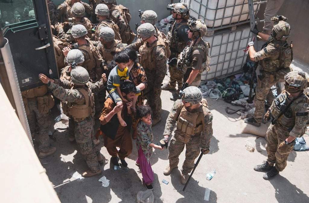 Infantes de marina estadounidenses asisten en la evacuación de niños afganos