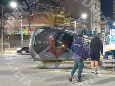 Un triple choque y vuelco sacudió la mañana en la Avenida Mosconi y Olascoaga