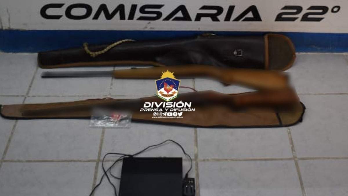 En la vivienda de Zapala secuestraron armas de fuego y una grabadora de video. Fuente: (Prensa Policía)