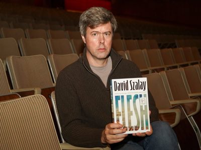 El escritor David Szalay gana el Premio Booker de ficción por su novela “Flesh”