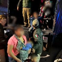 INM intercepta a 231 migrantes que iban escondidos en contenedor de tráiler en Puebla