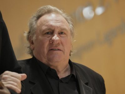 Acusadora detalla manoseos de Gérard Depardieu en un set de filmación