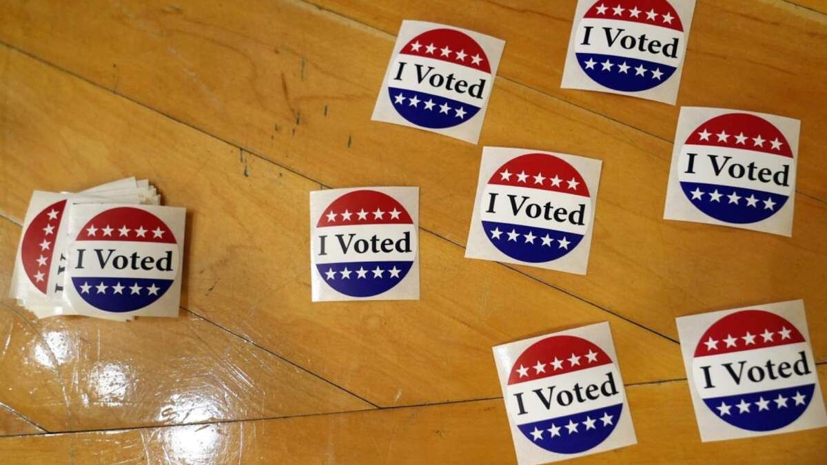 Etiquetas engomadas con la inscripción "Yo voté" en un lugar de votación en Kennebunk, Maine, martes 5 de marzo de 2024