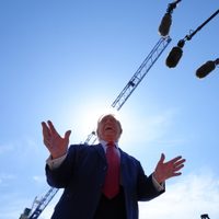 Trump firma orden para que los bancos revisen más de cerca el estatus migratorio de sus clientes