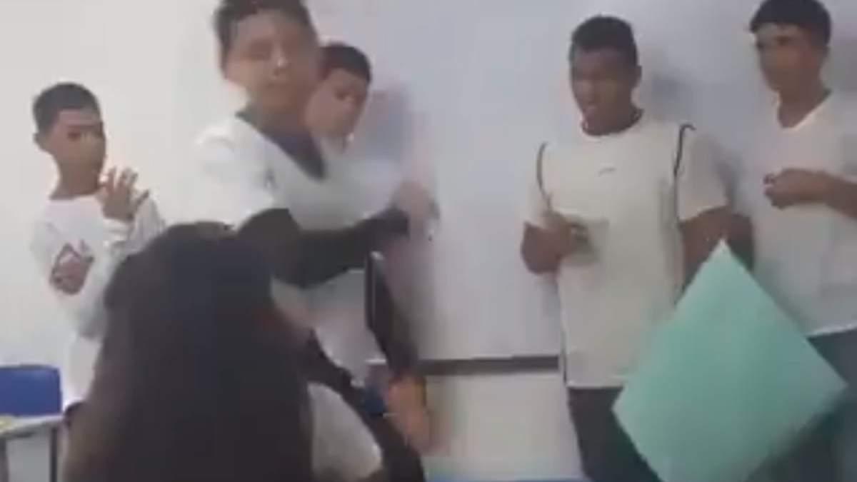 La agresión fue grabada por otra estudiante