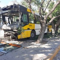 Colectivo se quedó sin frenos, arrastró a cuatro autos y frenó su descontrolada marcha en una plaza