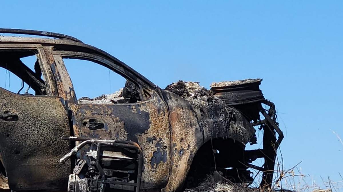 Coche calcinado en la comunidad de Buenavista de los Hurtado