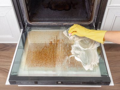 Si tu horno está lleno de grasa adherida, limpialo de esta forma y dejalo como recién comprado