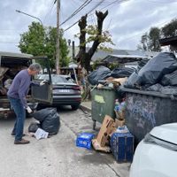 Los propios vecinos de Villa La Angostura limpiaron los contenedores de basura ante el paro de ATE