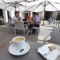 Tras la apertura de los comercios, volvieron los cafés en las terrazas