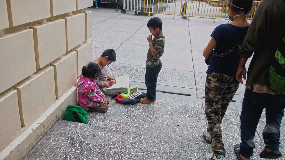 Infantes hacen su tarea en una plaza