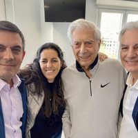 Vargas Llosa es dado de alta del hospital tras superar covid-19