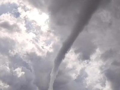 Un fuerte remolino de viento voló un tráiler y un tanque de agua en un yacimiento en Rincón de los Sauces