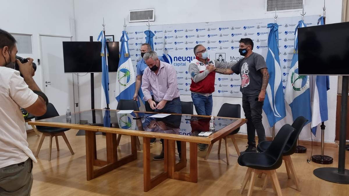 Autoridades municipales y sindicales en la firma del convenio. Fuente: (Twitter)