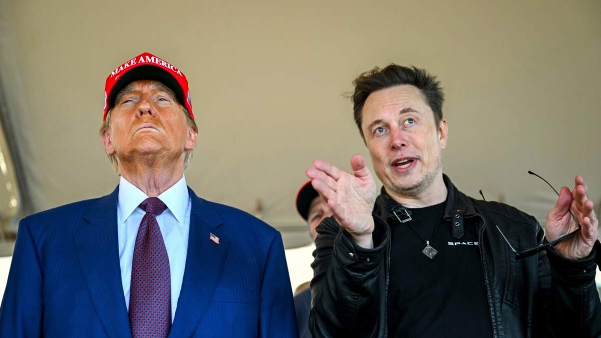 Donald Trump escucha a Elon Musk mientras presencia el despegue del mega cohete Starship de SpaceX