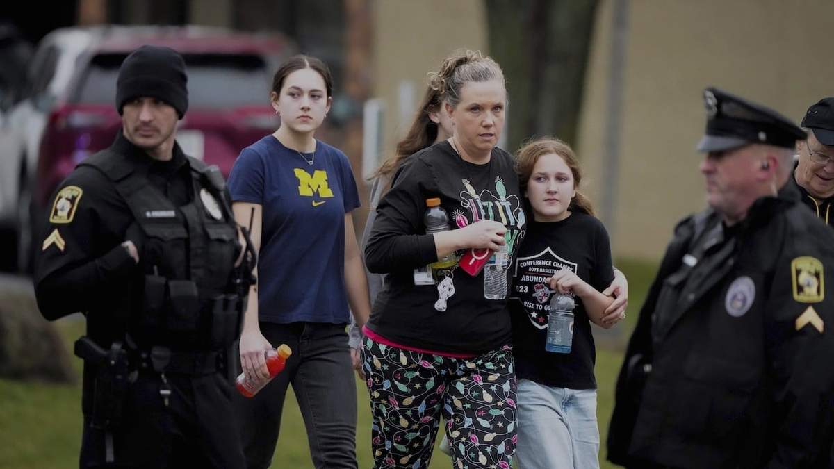 Una familia sale de un refugio tras reportarse varios heridos después de un tiroteo en la Escuela Cristiana Abundant Life