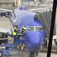 ¡Insólito! Pasajero cierra la puerta de la cabina de un avión y el piloto entra por la ventana