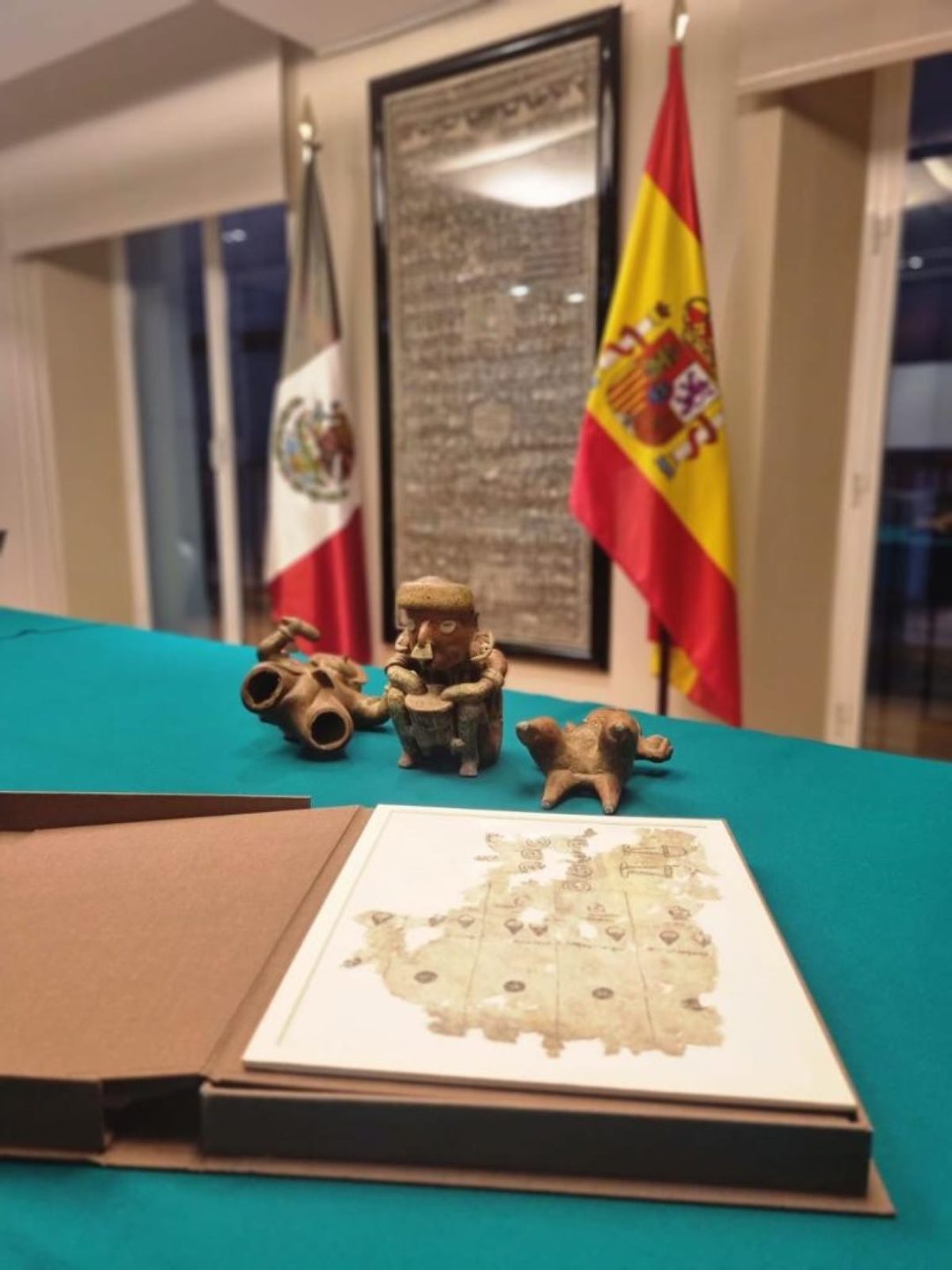 Códice Tlaquiltenago y tres piezas nayaritas reintegrados a México