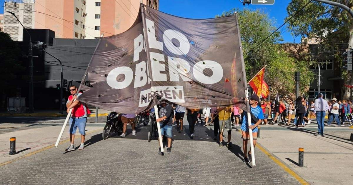 Los manifestantes marcharon al ministerio de Trabajo y Desarrollo Laboral de Neuquén. Fuente: (Javier Manzano)