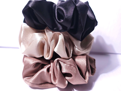 Con 2 ingredientes, cómo lavar tus colitas de pelo tipo "scrunchies" de satén y dejarlas como nuevas