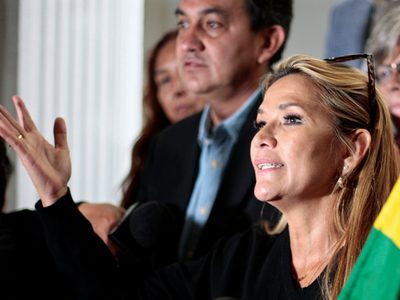 El mal momento de la presidenta de Bolivia: Áñez debió abandonar un acto tras los insultos e incidentes