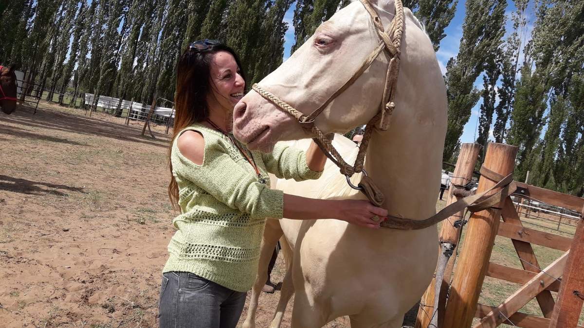 La artista Cecilia B. Déniz Reyes junto a su caballo. Fuente: (Facebook)