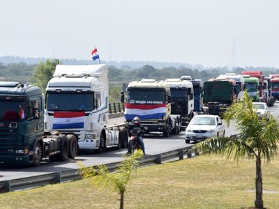 Protestas de camioneros en Paraguay: el Gobierno insta al “diálogo” y a la “cordura”