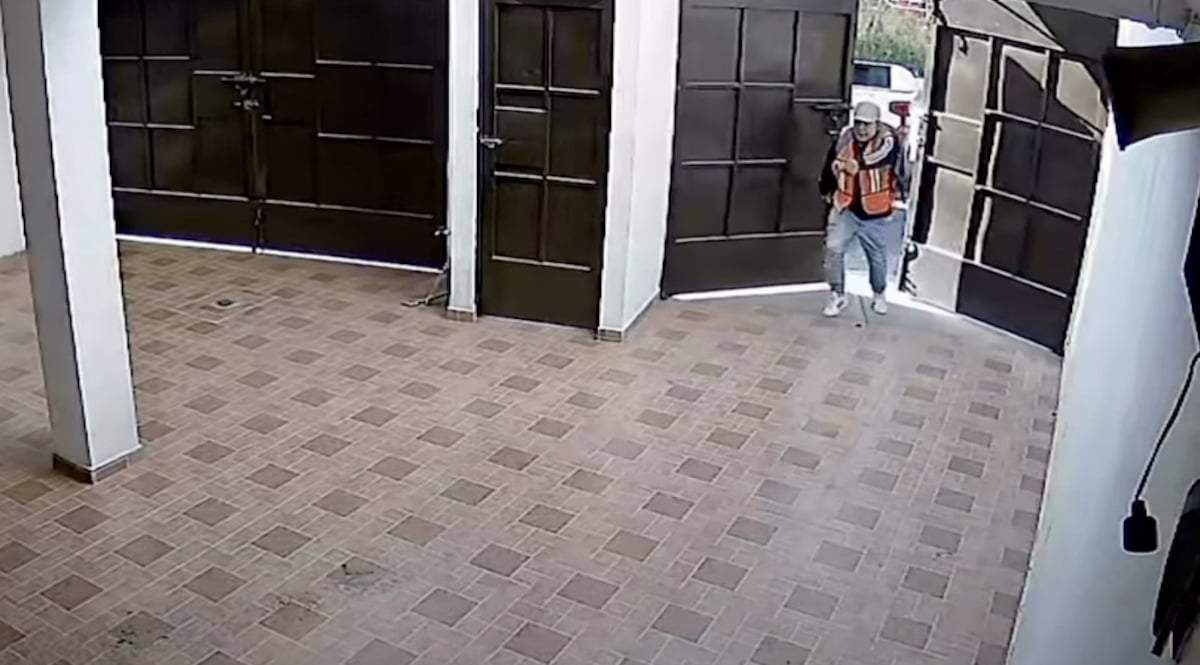 El momento en el que entra uno de los agresores al domicilio