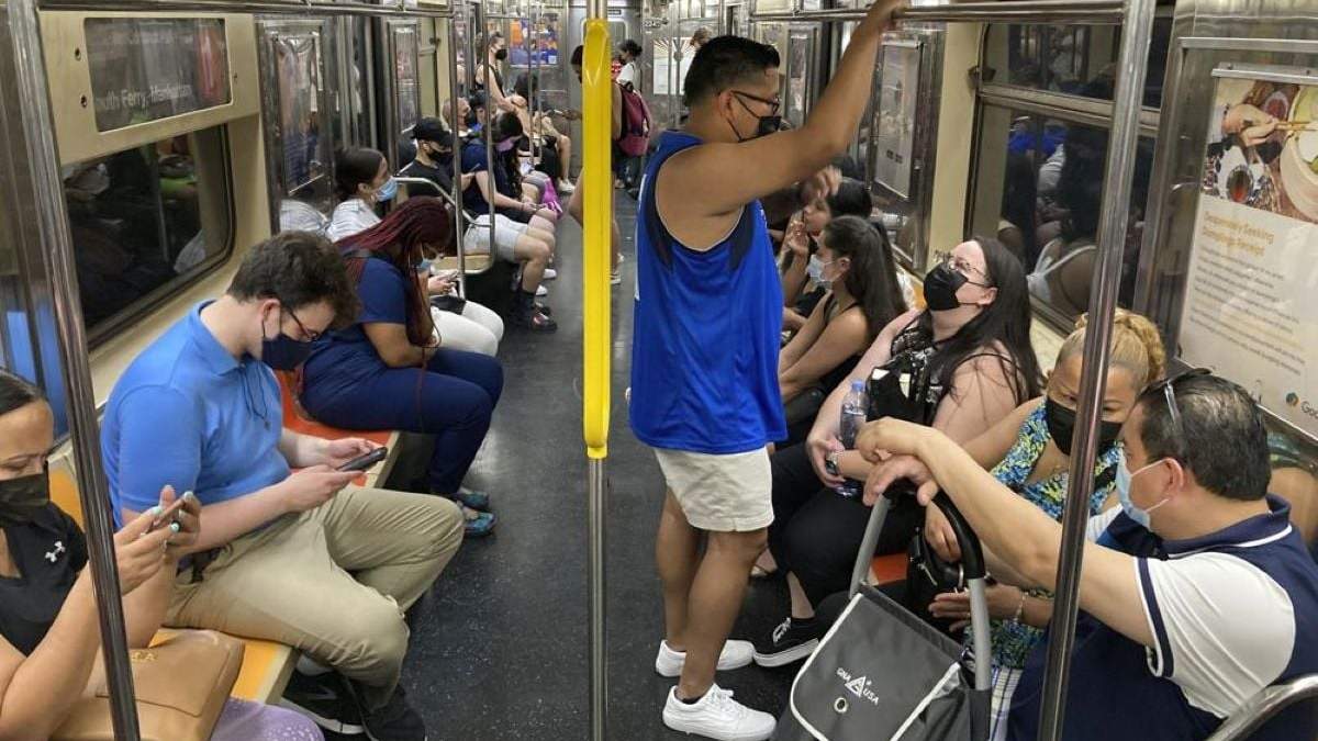 Usuarios del metro de Nueva York viajan usando mascarilla, 6 de junio de 2021