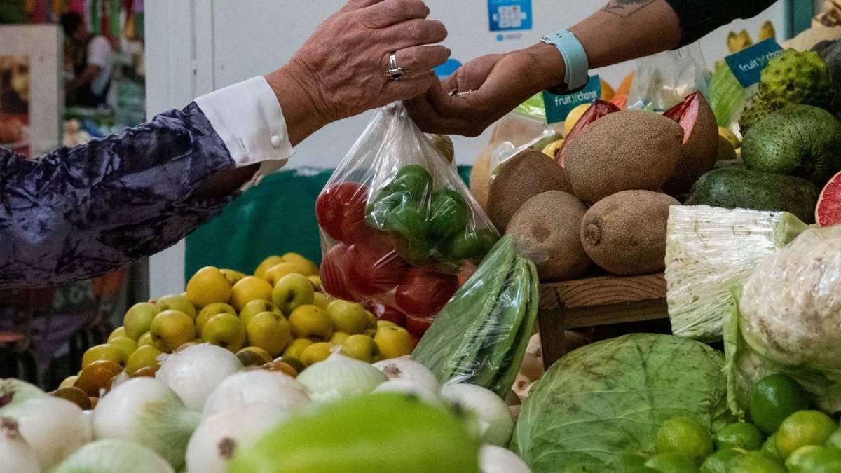 Los que más subieron: jitomate, cebolla, tomate verde, cigarrillos y refrescos