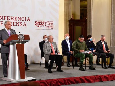 AMLO niega perseguir a periodistas: "no queremos que los toquen ni con el pétalo de una rosa"
