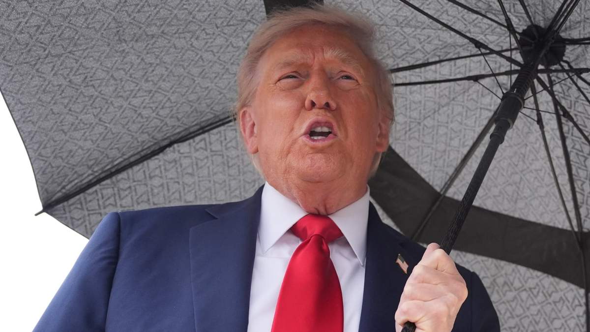 El presidente Donald Trump habla con la prensa antes de abordar el Air Force One