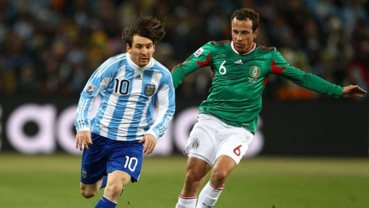 Messi y Torrado en el Mundial de 2010